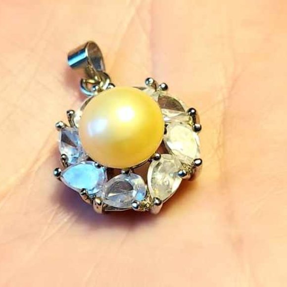 18kt Plated Pearl Pendant - Picture 5 of 7